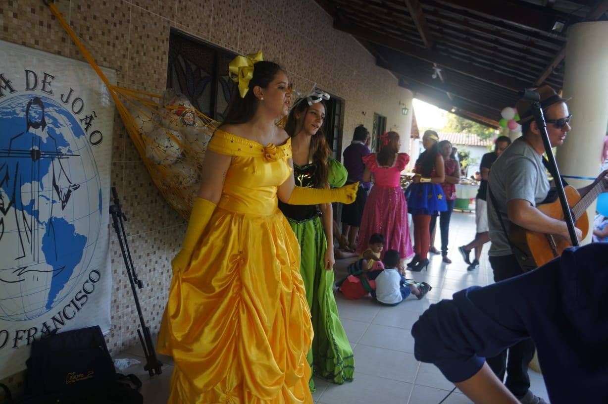 Artistas caracterizados durante a programação infantil