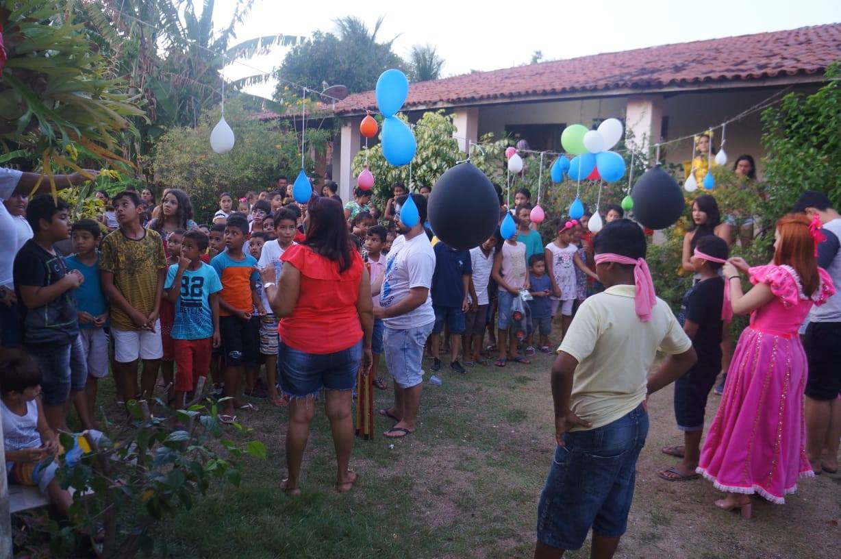 Crianças participando das brincadeiras da festa