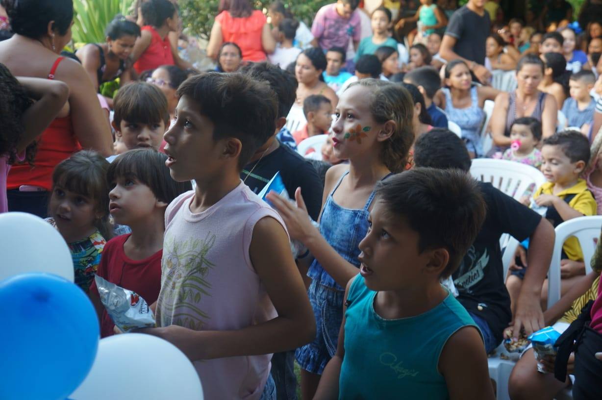 Crianças atentas durante a programação artística
