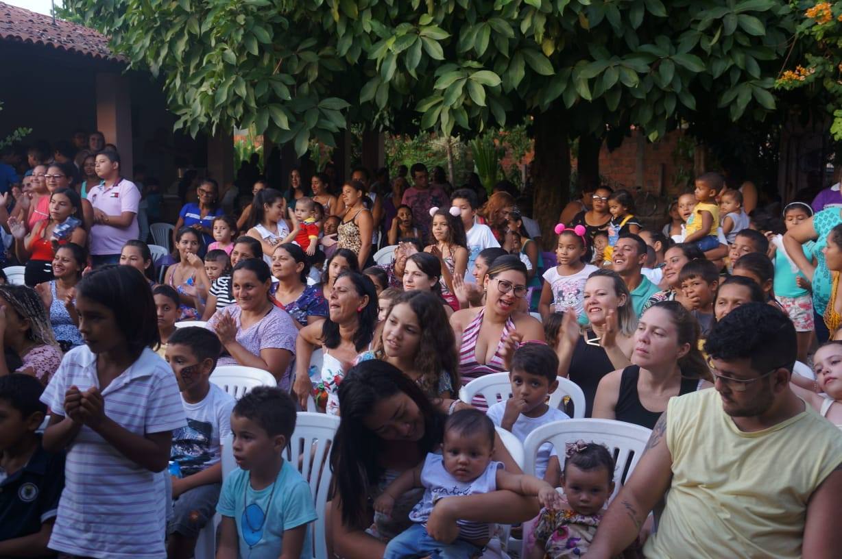 Famílias reunidas na Festa do Dia das Crianças