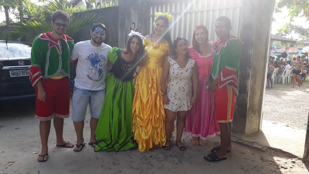 Artistas e membros da comunidade na sede do Instituto
