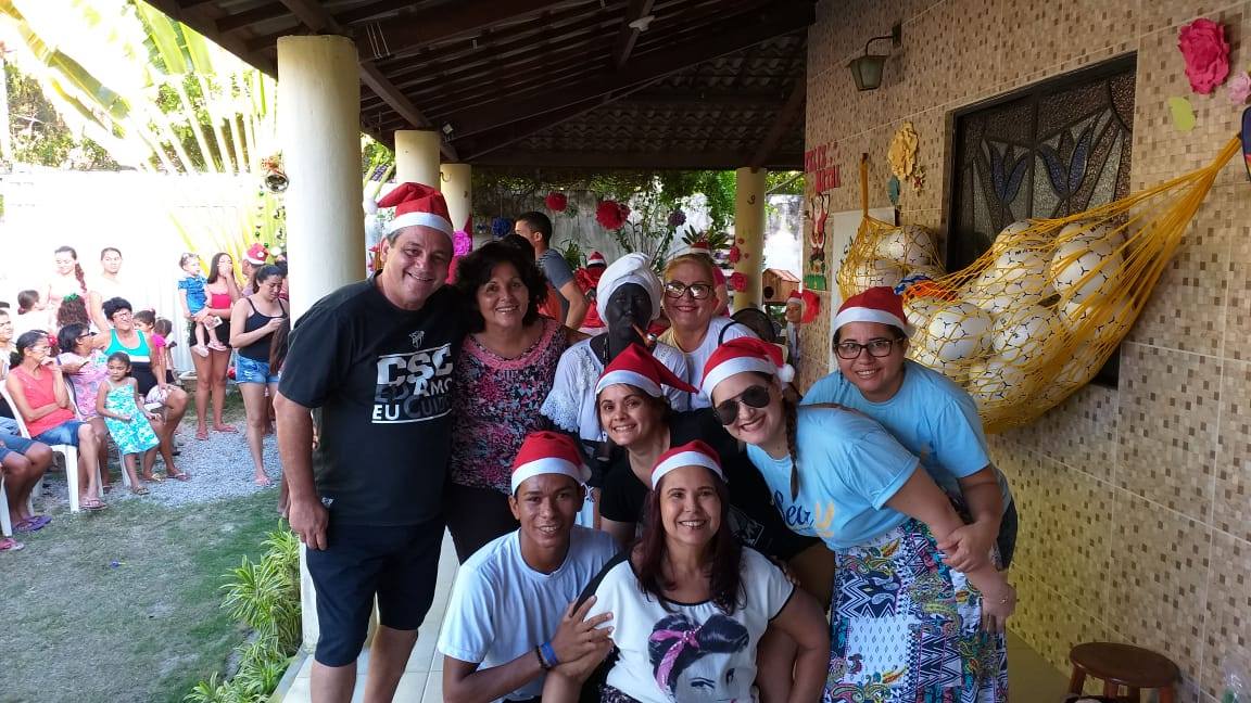 Equipe voluntária reunida durante a Festa de Natal