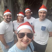 Voluntários com gorros natalinos durante a ação