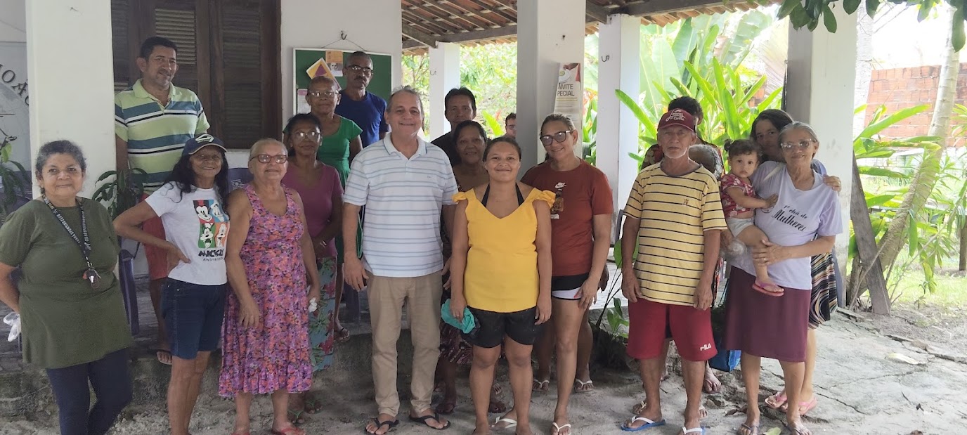 Grupo comunitário reunido na varanda da Casa de João