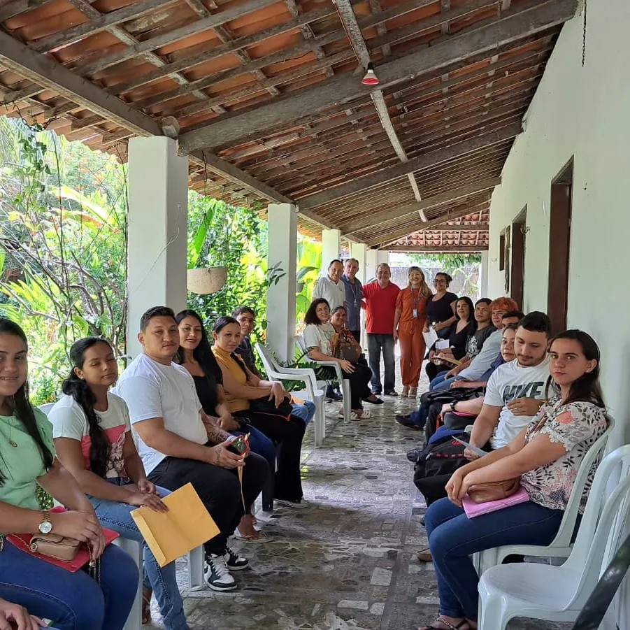Participantes reunidos para encontro formativo